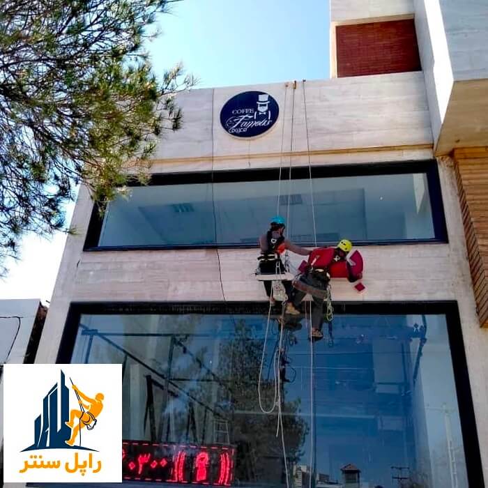 نصب بنر و تابلو در ارتفاع و نمای ساختمان