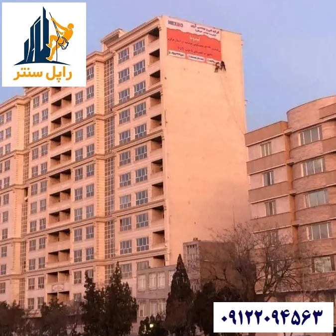 نصب بنر روی دیوار سیمانی