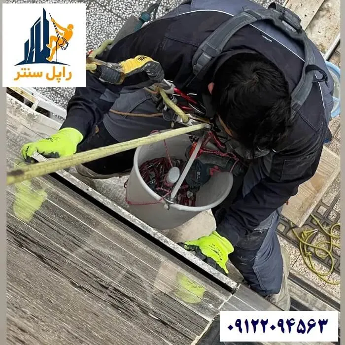 چسباندن سنگ نما با پیچ رولپلاک